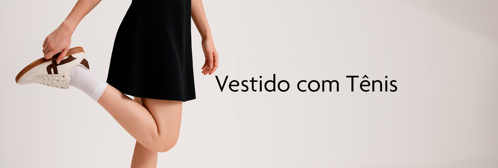 Vestido com tênis estilo casual-chique.