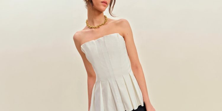 Blusa Sem Alça: o item-chave da temporada